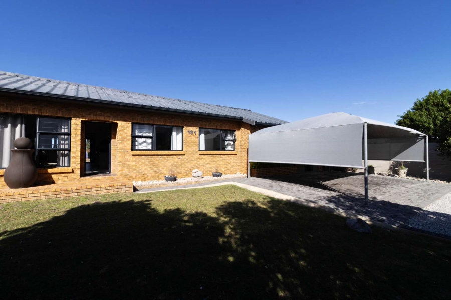 4 Bedroom Property for Sale in Sandbaai Western Cape